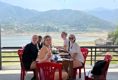 Những ngày gần đây, khu vực hồ trở nên nhộn nhịp hơn khi nhiều du khách trong và ngoài nước tìm đến tham quan, cắm trại và tận hưởng không gian trong lành giữa vùng cao.