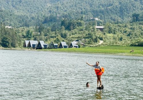 Nước hồ trong xanh trở lại tạo điều kiện thuận lợi cho các hoạt động tham quan, trải nghiệm, khám phá cảnh quan thiên nhiên và bơi trên hồ.