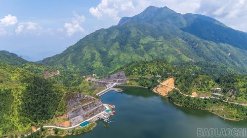 Hồ Séo Mý Tỷ nằm ở độ cao 1.677 m so với mực nước biển, có diện tích khoảng 60 ha, được hình thành từ việc ngăn đập thủy điện Séo Chong Hô và là hồ nhân tạo cao nhất Việt Nam.