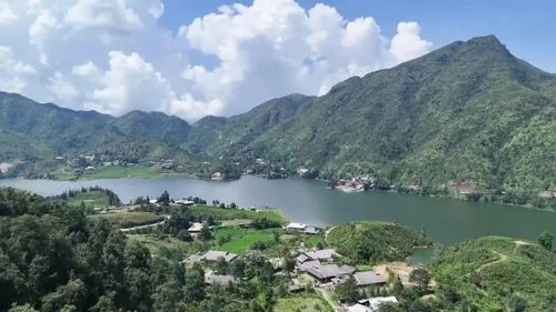 Toàn bộ hệ thống lồng bè nuôi cá trên hồ đã được tháo dỡ, hồ Séo Mý Tỷ đã khoác lên mình diện mạo mới với mặt nước trong xanh, không gian yên bình giữa núi rừng, trở thành điểm đến hấp dẫn đối với du khách.