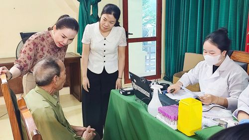 Lãnh đạo phường Nghĩa Lộ thăm hỏi thân nhân liệt sĩ.