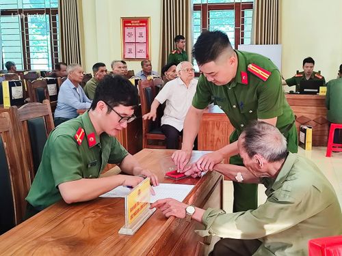 Lấy vân tay cho thân nhân liệt sĩ.