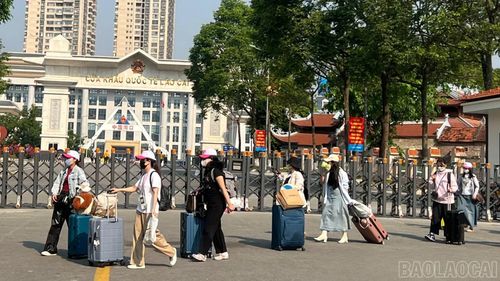 Khách du lịch qua Cửa khẩu Quốc tế Lào Cai liên tục tăng.