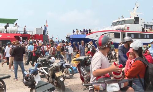 Ngày càng nhiều người dân, du khách từ đất liền ra đặc khu Phú Quý