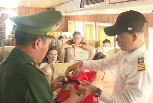 Một chiến sĩ biên phòng kiểm tra việc sử dụng áo phao trên tàu