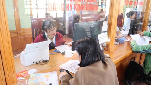 Người dân làm thủ tục tại Trung tâm Phục vụ hành chính công xã Đức Trọng