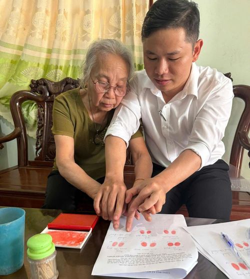 Hỗ trợ người dân làm thủ tục hành chính tại nhà