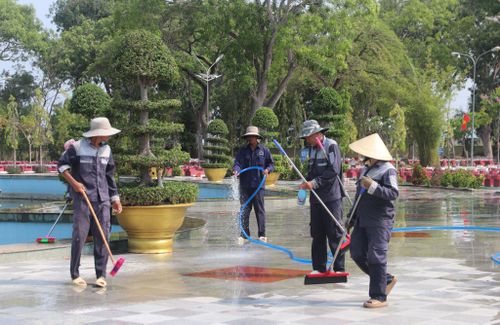 Những người quản trang đang quét dọn để khuôn viên nghĩa trang luôn sạch sẽ