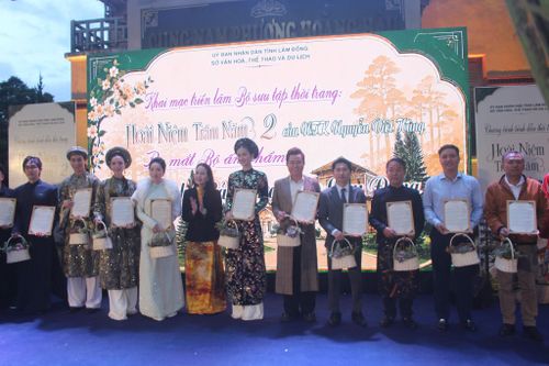 Lãnh đạo Sở Văn hóa, Thể thao và Du lịch Lâm Đồng trao thư cảm ơn cho các tập thể, cá nhân góp tâm sức làm nên chương trình