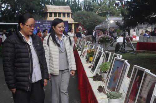 Không gian nghệ thuật của chương trình được mở rộng qua triển lãm 100 hình ảnh về các mẫu thiết kế áo dài