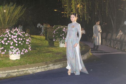 Người mẫu trẻ trình diễn trong điều kiện thời tiết không thuận