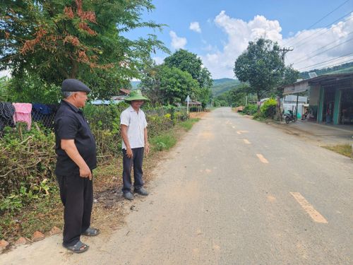 Già làng Da Cát Hà Dương (bên trái) hiến khoảng 50 mét chiều dài đất để mở rộng mặt đường từ 3 mét lên 7 mét, tạo thuận lợi cho người dân đi lại, lao động sản xuất