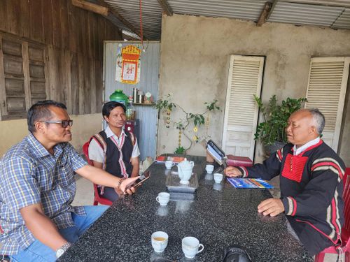 Ông Da Cát Hà Tông (ở giữa), Trưởng Ban Mặt trận thôn Liêng Krắk thường xuyên đến học tập kinh nghiệm làm công tác dân vận của già làng, người uy tín Da Cát Hà Dương