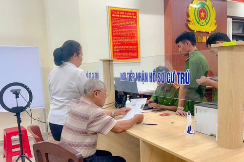Người cao tuổi được hướng dẫn làm căn cước công dân tại Công an phường Xuân Hương - Đà Lạt