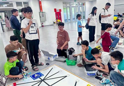 Các em học sinh trường THCS Nguyễn Du, phường Xuân Hương - Đà Lạt dự thi và đoạt huy chương Vàng Robotics thế giới năm 2025