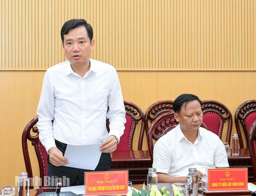 Đại diện Ban Quản lý Khu kinh tế và các khu công nghiệp phát biểu tại hội nghị.