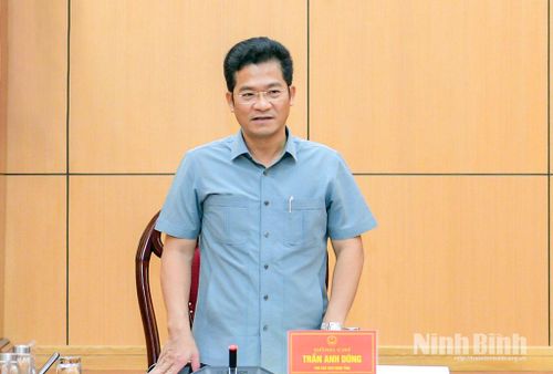 Đồng chí Trần Anh Dũng, Ủy viên Ban Thường vụ Tỉnh ủy, Phó Chủ tịch UBND tỉnh, Trưởng Ban Chỉ đạo PCCC và CNCH tỉnh phát biểu kết luận hội nghị.