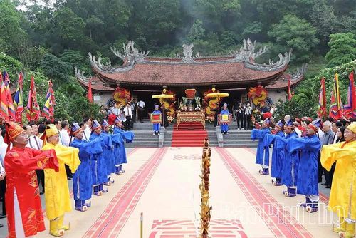 Hội viên Hội Người cao tuổi xã Hy Cương đảm nhiệm nghi lễ tế trong Lễ giỗ Quốc Tổ Lạc Long Quân.