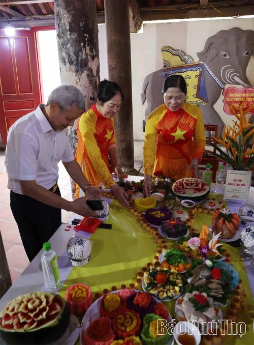 Người cao tuổi ở xã Hy Cương thực hiện mâm cỗ tri ân trong dịp Giỗ Tổ hàng năm.