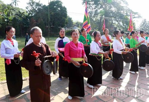Người cao tuổi xã Hương Cần là nòng cốt giữ gìn bản sắc văn hóa dân tộc.