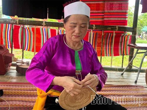 Gìn giữ nghề đan lát truyền thống, tạo nên các sản phẩm lưu niệm du lịch