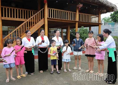 Hội viên người cao tuổi truyền dạy cho các em nhỏ điệu múa Sênh tiền đặc trưng của người Mường.
