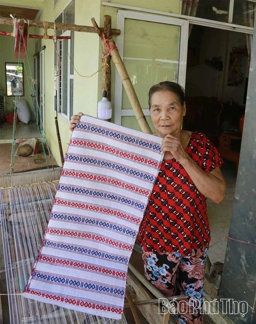 Vẫn giữ nghề truyền thống, thổ cẩm do bà Hà Thị Dây dệt chủ yếu phục vụ nhu cầu của người thân.