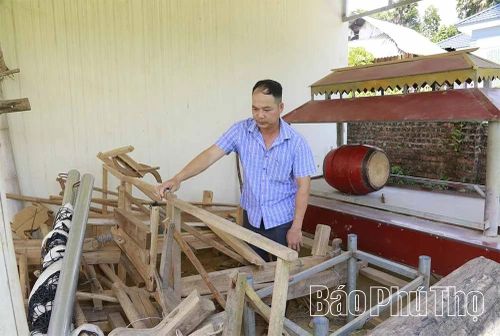 Khung cửi xếp cùng các vật dụng sinh hoạt cộng đồng tại Nhà văn hóa khu Vượng.