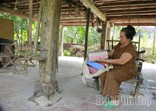 Các sản phẩm thổ cẩm mang bao tâm huyết của người dệt nhưng đang bị lãng quên, giống như những chiếc khung cửi của người Mường ở Xuân Đài.