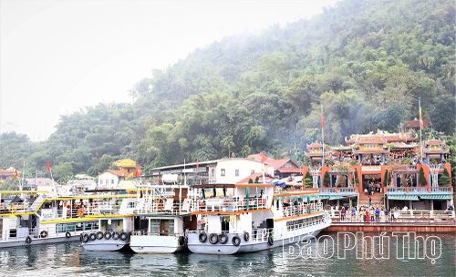 Đền chúa Thác Bờ trên lòng hồ Hòa Bình thu hút du khách đến tham quan, chiêm bái.