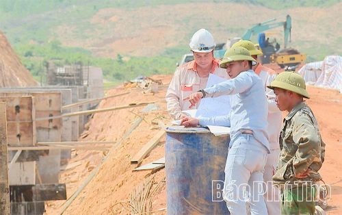 Bên cạnh việc đẩy nhanh tiến độ, công tác giám sát cũng được đặc biệt chú ý để đảm bảo an toàn cho công trình.