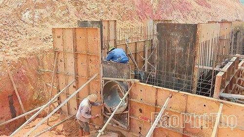 Công nhân đã lắp đặt xong ống cống thép, đang chuẩn bị đổ bê tông gia cố mái thượng lưu.