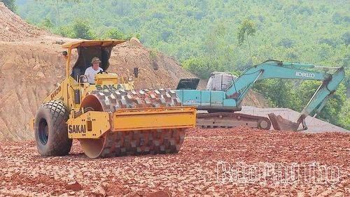 Nhà thầu huy động nhiều phương tiện, máy móc để thi công công trình.