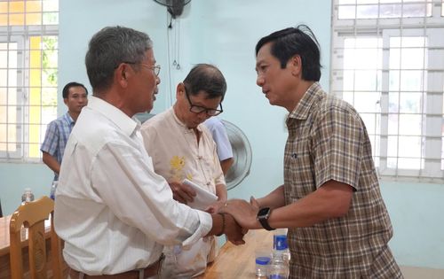 Đồng chí Hoàng Nam, Phó Chủ tịch Thường trực UBND tỉnh động viên người dân xã Nam Cửa Việt tại buổi đối thoại - Ảnh: M.L