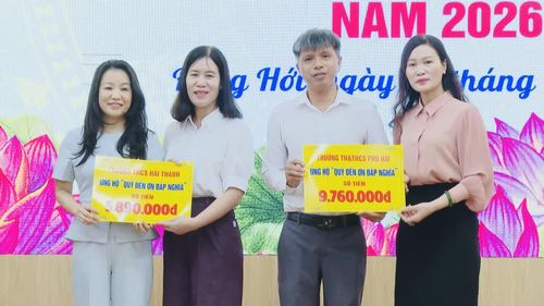 Đại diện lãnh đạo phường Đồng Hới tiếp nhận quỹ “Đền ơn đáp nghĩa” từ các đơn vị - Ảnh: H.Tr