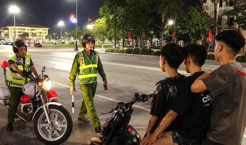 Lực lượng Công an phường Đồng Hới tuần tra, phát hiện nhóm thanh thiếu niên vi phạm pháp luật về trật tự an toàn giao thông đường bộ - Ảnh: H.Tr