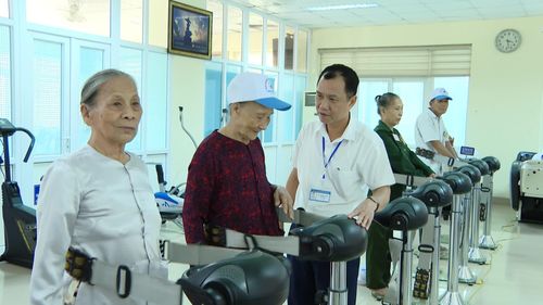 Người có công thực hiện các bài tập vật lý trị liệu nâng cao sức khỏe - Ảnh: Thùy Trang