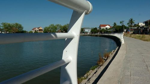 Lối lên xuống khu vực lòng hồ công viên tiềm ẩn nhiều nguy hiểm - Ảnh: V.T