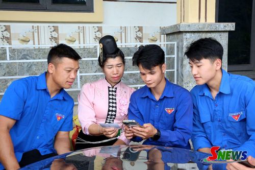 ĐVTN phường Chiềng Cơi hỗ trợ nhân dân trên địa bàn tích hợp an sinh xã hội trên ứng dụng VNeID.