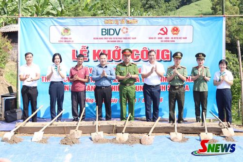 Khởi công xóa nhà tạm, nhà dột nát cho 8 hộ dân xã Chiềng Sung.