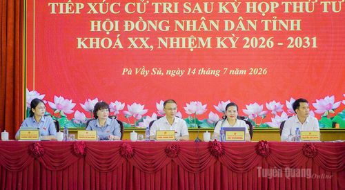 Các đại biểu Tổ đại biểu số 6 HĐND tỉnh tiếp xúc cử tri xã Pà Vầy Sủ. Ảnh: Hồng Nhung - Cao Cường