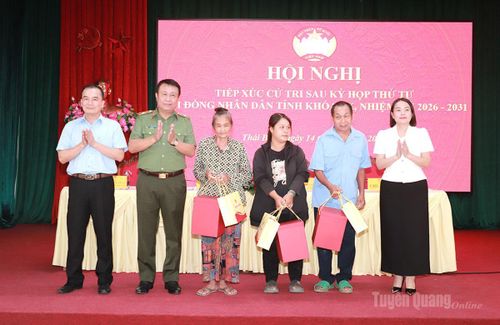 Tổ đại biểu số 7 HĐND tỉnh khóa XX, nhiệm kỳ 2026-2031 tặng quà một số hộ nghèo trên địa bàn xã Thái Bình.