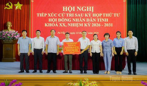 Tổ đại biểu số 6 HĐND tỉnh trao kinh phí hỗ trợ xây dựng sân thể thao Trường nội trú liên cấp Tiểu học - THCS xã Pà Vầy Sủ. Ảnh: Hồng Nhung - Cao Cường