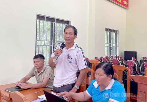 Cử tri xã Nấm Dẩn nêu kiến nghị tại buổi tiếp xúc cử tri.