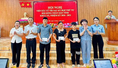 Tổ đại biểu số 6 HĐND tỉnh đã tặng quà tặng quà 2 hộ gia đình có hoàn cảnh khó khăn và trẻ mồ côi trên địa bàn xã Nấm Dẩn.