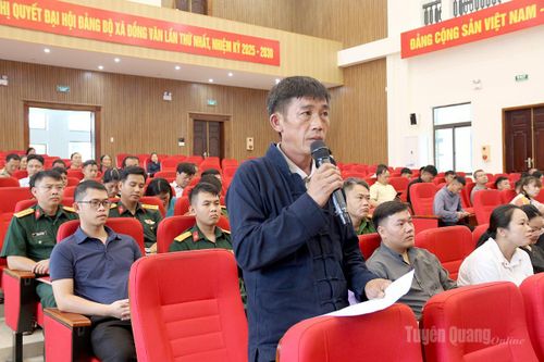 Cử tri xã Đồng Văn có ý kiến kiến nghị tại buổi tiếp xúc cử tri. Ảnh: Hoàng Ngọc