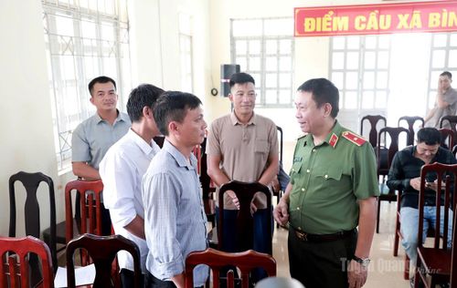 Thiếu tướng Nguyễn Đức Thuận, Ủy viên Ban Thường vụ Tỉnh ủy, Giám đốc Công an tỉnh trao đổi với cử tri xã Bình Ca.