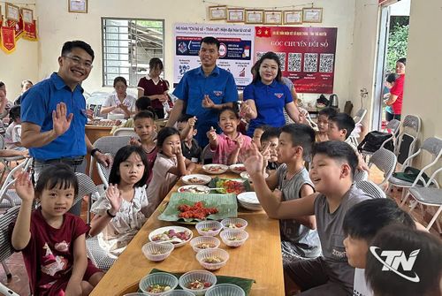 Những nụ cười rạng rỡ của các em nhỏ và anh chị đoàn viên thanh niên bên những chiếc bánh trôi nước do các em tự tay làm.