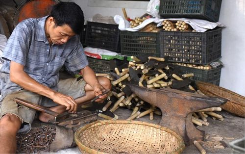 Cơ sở sản xuất dụng cụ xây dựng của hộ ông Dương Quang Kết - tổ dân phố Bao Vinh
