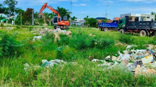 Xử lý rác thải xây dựng đổ trộm tại đường Võ Nguyên Giáp (phường Vỹ Dạ, TP. Huế). Ảnh: N. Khánh